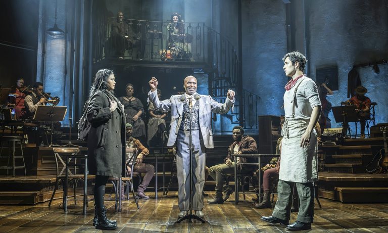 Hadestown marca presença na CCXP26 com painel antes de sua estreia no Brasil em 2027