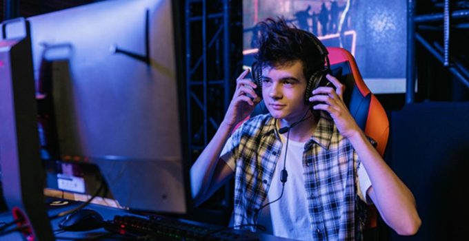 Garoto segurando fone e se preparando para jogar no e-sports.