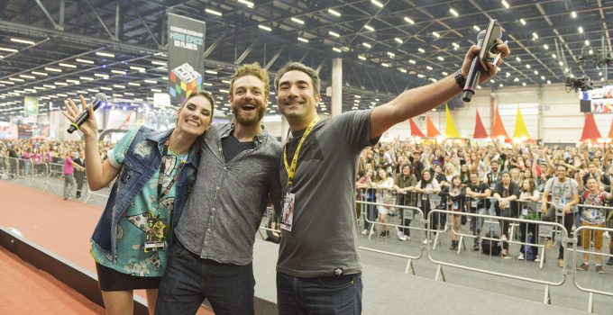 Ross Marquand com apresentadores na edição de 2016 da CCXP.