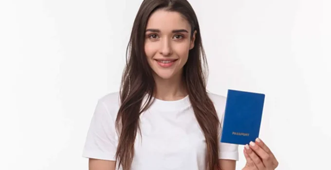 Mulher segurando passaporte para ilustrar matéria.