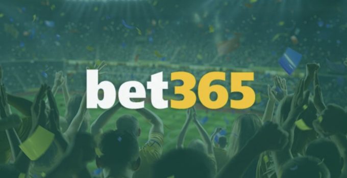 Imagem com logo do bet365 e campo de futebol ao fundo.