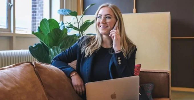 Mulher falando ao telefone para ilustrar post de Academia das Apostas.