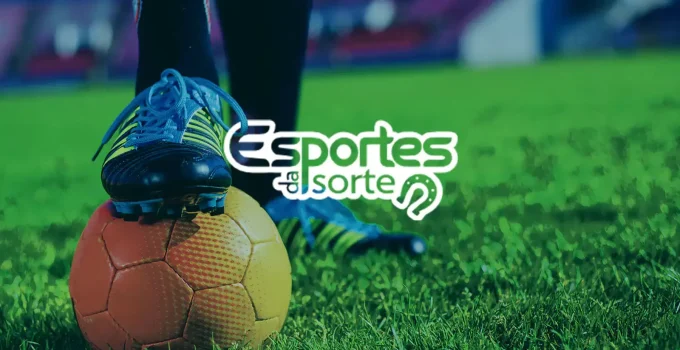Pé com chuteira pisando na bola em campo de esportes para ilustrar matéria.