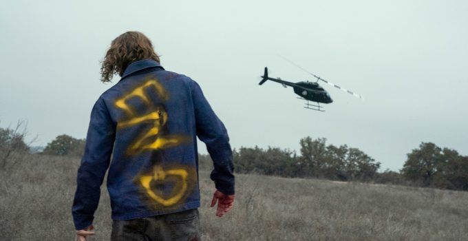 Imagem do episódio final da 6ª temporada de Fear the Walking Dead mostrando um walker seguindo o helicóptero