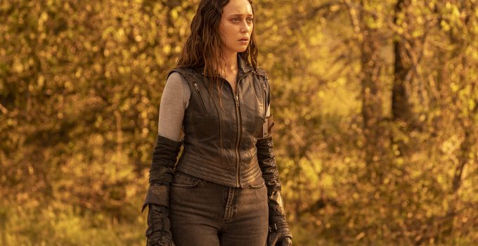 Alicia olhando para algo ou alguém em cena da segunda parte da 7ª temporada de Fear the Walking Dead.