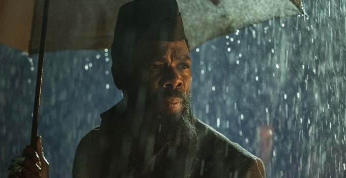 Victor segurando um guarda-chuva em cena da segunda parte da 7ª temporada de Fear the Walking Dead.