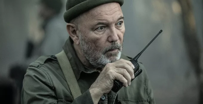 Daniel falando ao rádio em cena de episódio da 8ª temporada de Fear the Walking Dead.