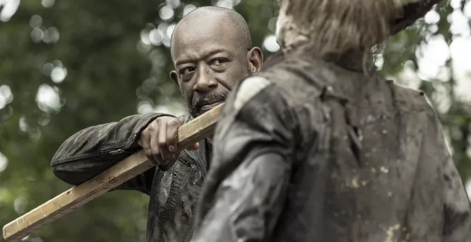 Morgan matando um zumbi com seu bastão em cena da 8ª e última temporada de Fear the Walking Dead.