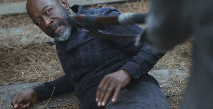Morgan no chão com sua arma sendo apontada para ele em cena da 8ª temporada de Fear the Walking Dead.