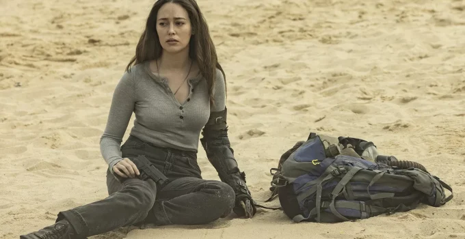 Alicia sentada na areia em cena do episódio 15 da 7ª temporada de Fear the Walking Dead.