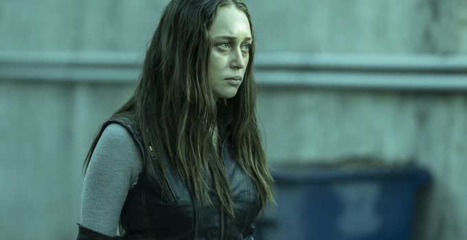 Alicia encarando algo ou alguém no episódio 9 da 7ª temporada de Fear the Walking Dead.