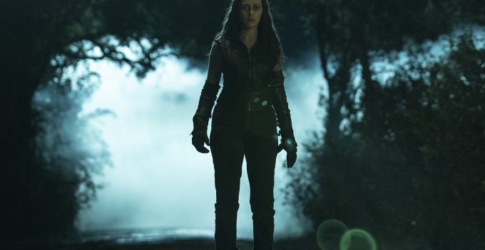 Alicia assustada encarando algo ou alguém no episódio 9 da 7ª temporada de Fear the Walking Dead.