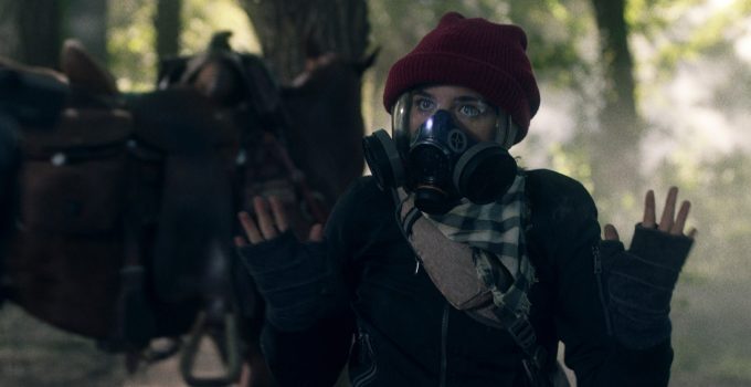 Charlie usando uma máscara e com as mãos levantadas em cena do episódio 10 da 7ª temporada de Fear the Walking Dead.