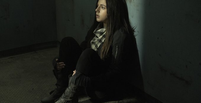 Charlie sentada no chão em cena do episódio 10 da 7ª temporada de Fear the Walking Dead.