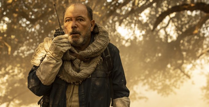 Daniel falando no rádio em cena do episódio 11 da 7ª temporada de Fear the Walking Dead.