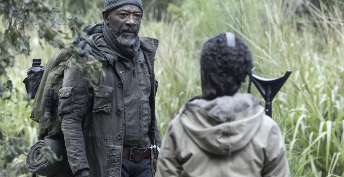 Morgan olhando para Mo na floresta em cena do Episódio 1 da 8ª temporada de Fear the Walking Dead.