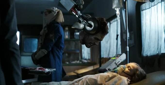Finch, filho de Dwight e Serry, deitado na cama do vagão do trem e com um zumbi prestes a morde-lo em cena do episódio 2 da 8ª temporada de Fear the Walking Dead.