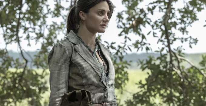 Sherry na floresta em cena do Episódio 2 da 8ª Temporada de Fear the Walking Dead.