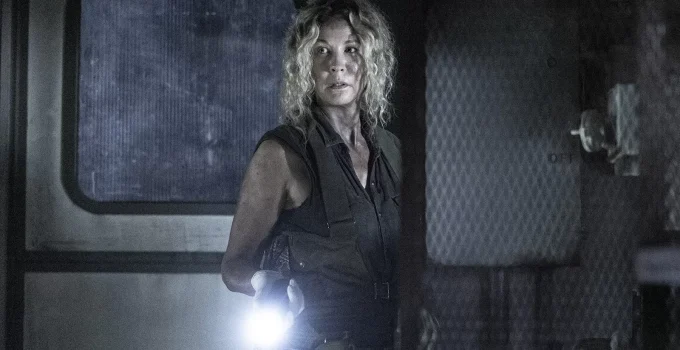 June com uma lanterna em cena do episódio 2 da 8ª temporada de Fear the Walking Dead vaza na internet.