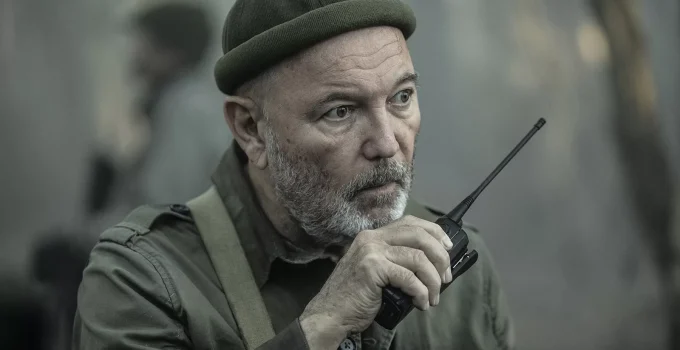 Daniel falando ao rádio em cena do episódio 3 da 8ª temporada de Fear the Walking Dead.