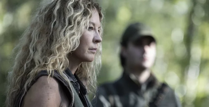 June na floresta em cena do episódio 3 da 8ª Temporada de Fear the Walking Dead.