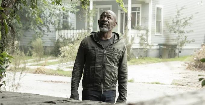 Morgan admirado em cena do episódio 4 da 8ª temporada de Fear the Walking Dead.