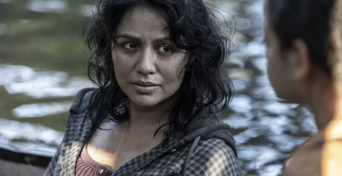 Grace chorando e olhando para Mo em cena do episódio 5 da 8ª temporada de Fear the Walking Dead.