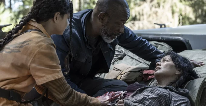 Morgan e Mo olhando para Grace deitada em cena do episódio 5 da 8ª temporada de Fear the Walking Dead.