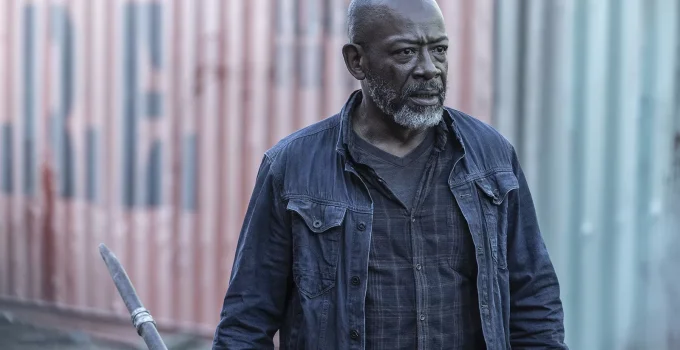 Morgan olhando assustado para algo em cena do episódio 6 da 8ª temporada de Fear the Walking Dead.