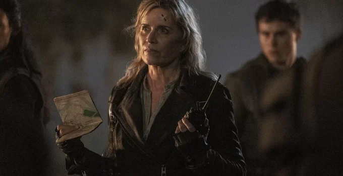 Madison segurando um mapa e um rádio em cena do Episódio 8 da 8ª temporada de Fear the Walking Dead.