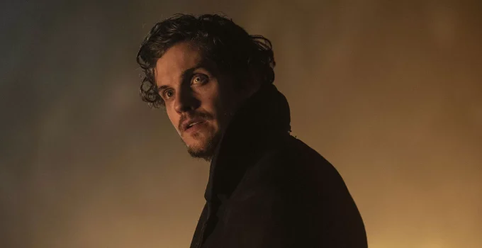 Troy olhando para algo ou alguém em cena do Episódio 8 da 8ª temporada de Fear the Walking Dead.