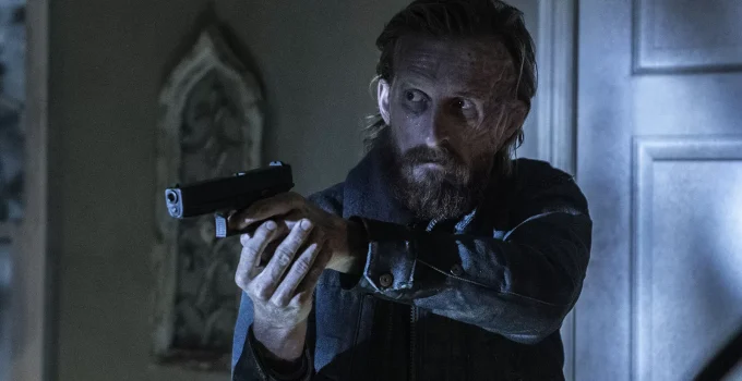 Dwight apontando uma arma em cena do Episódio 9 da 8ª temporada de Fear the Walking Dead.