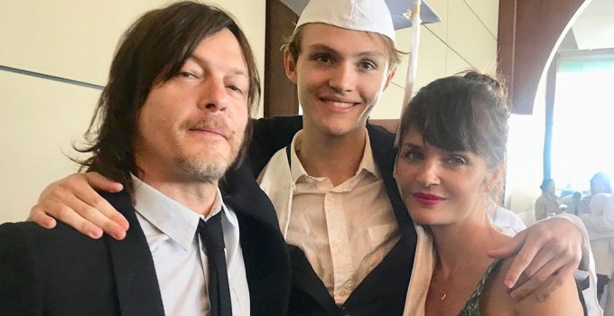 Mingus Reedus ao lado dos pais, Norman Reedus e Helena Christensen, comemorando sua formatura.