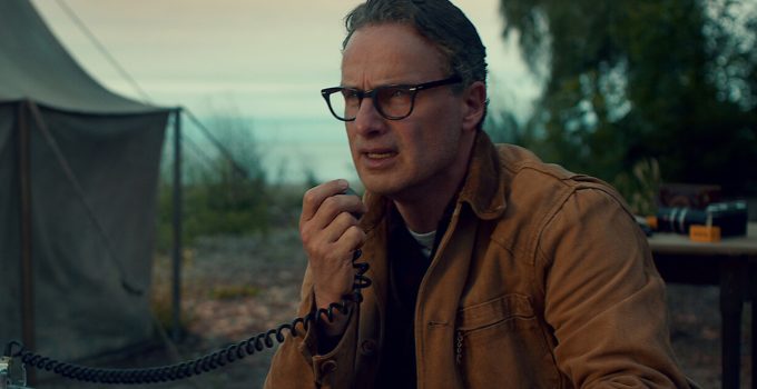 Andrew Lincoln como Edgar no episódio "O Murmúrio" de O Gabinete de Curiosidades de Guillermo del Toro.
