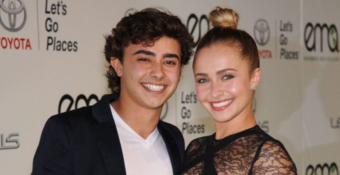 Jansen Panettiere, o Casper de The Walking Dead, ao lado da irmã Hayden Panettiere em um evento promocional.