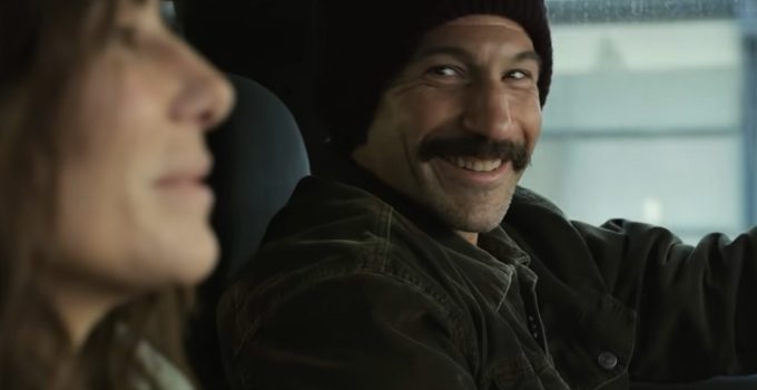 Personagem de Jon Bernthal sorrindo em cena do trailer de Imperdoável, da Netflix.