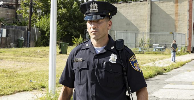 Jon Bernthal como Sargento Wayne Jenkins em imagem promocional da minissérie We Own This City.