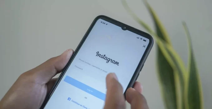 Imagem da página de login do Instagram no celular.