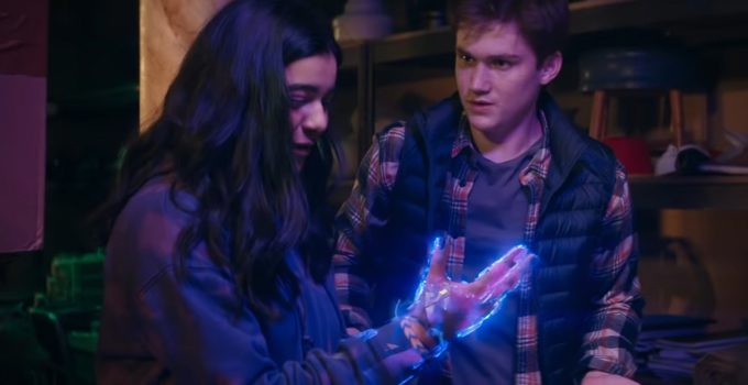 Matt Lintz como Bruno Carrelli ao lado de Iman Vellani como Kamala Khan em cena da 1ª temporada de Ms. Marvel.