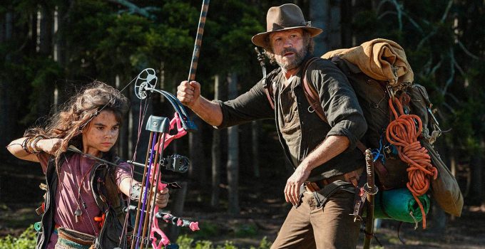 Ariana Greenblatt e Michael Rooker armados em imagem promocional do filme Amor e Monstros