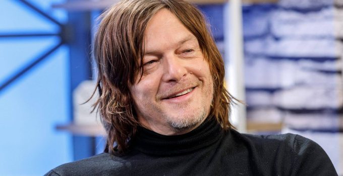 Norman Reedus sorrindo e feliz em entrevista desconhecida.