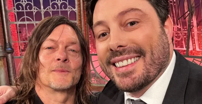 Norman Reedus ao lado de Danilo Gentili durante gravação do programa The Noite.