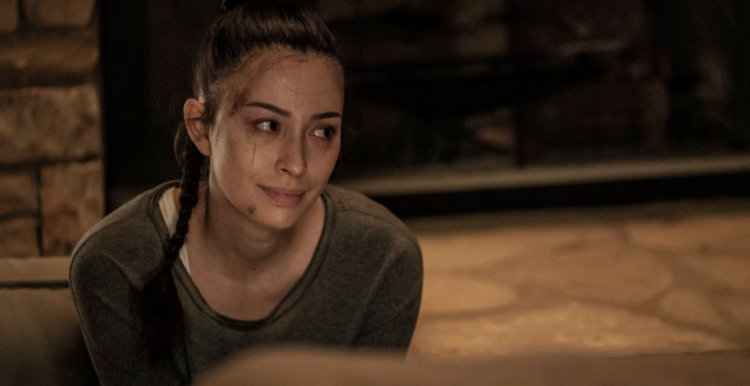 Rosita triste sentada no chão em cena do último episódio de The Walking Dead.