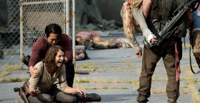 Maggie devastada e chorando enquanto é consolada por Glenn após descobrir a morte de Beth na 5ª temporada de The Walking Dead.