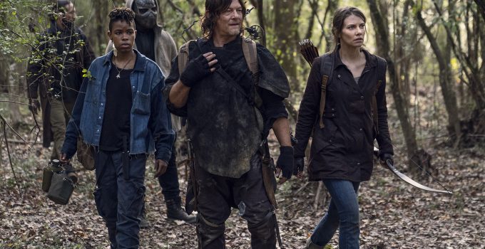 Daryl, Maggie, Kelly e outros na floresta olhando para algo no episódio 17 da 10ª temporada de The Walking Dead.