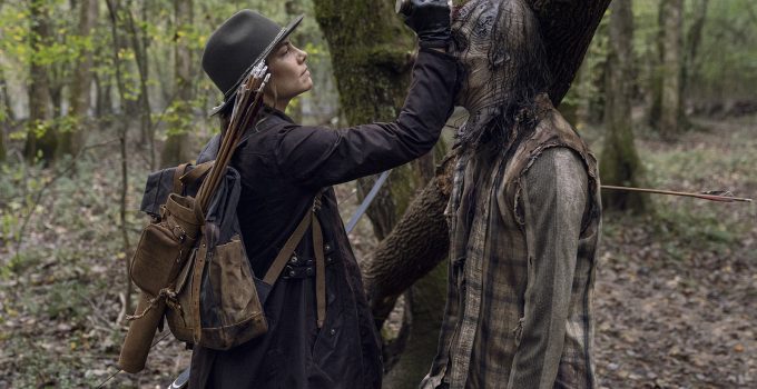 Maggie matando um zumbi com uma facada na cabeça em imagem dos episódios extras da 10ª temporada de The Walking Dead