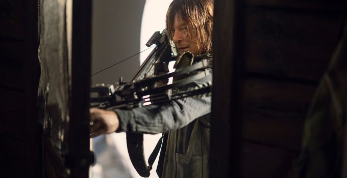 daryl armado em imagem dos episódios extras da 10ª temporada de The Walking Dead