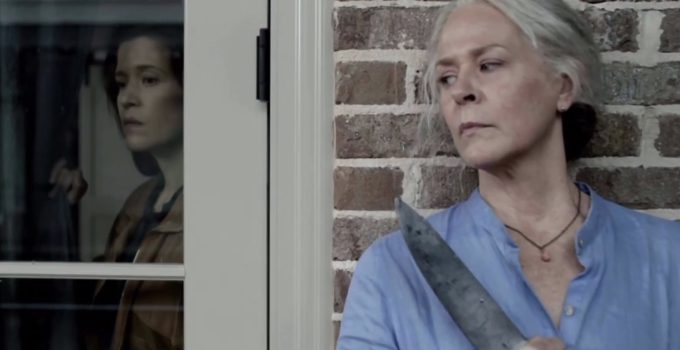 Carol segurando uma faca e se escondendo da Stephanie Fake em cena da terceira parte da 11ª temporada de The Walking Dead.