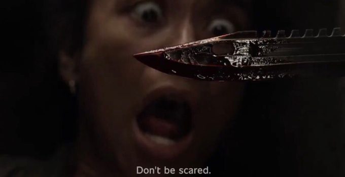 Connie assustada encarando uma faca com sangue na 11ª temporada de The Walking Dead
