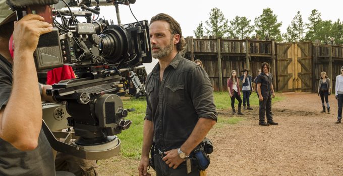Foto dos bastidores das gravações de The Walking Dead em Hilltop mostrando Rick, Maggie, Jesus e outros sobreviventes.